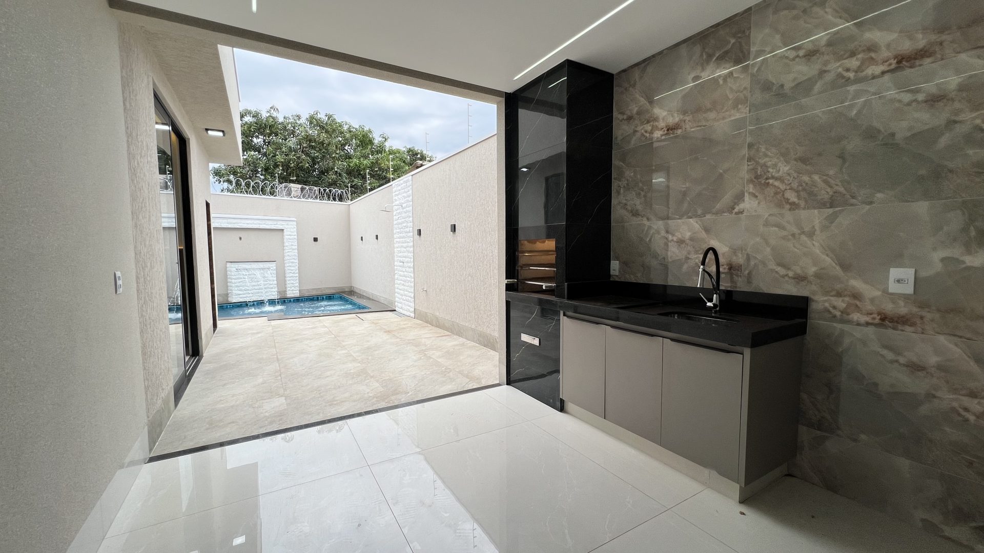 Casa de Alto Padrão à Venda com 3 Suítes, Piscina e Área Gourmet no Parque Amazônia